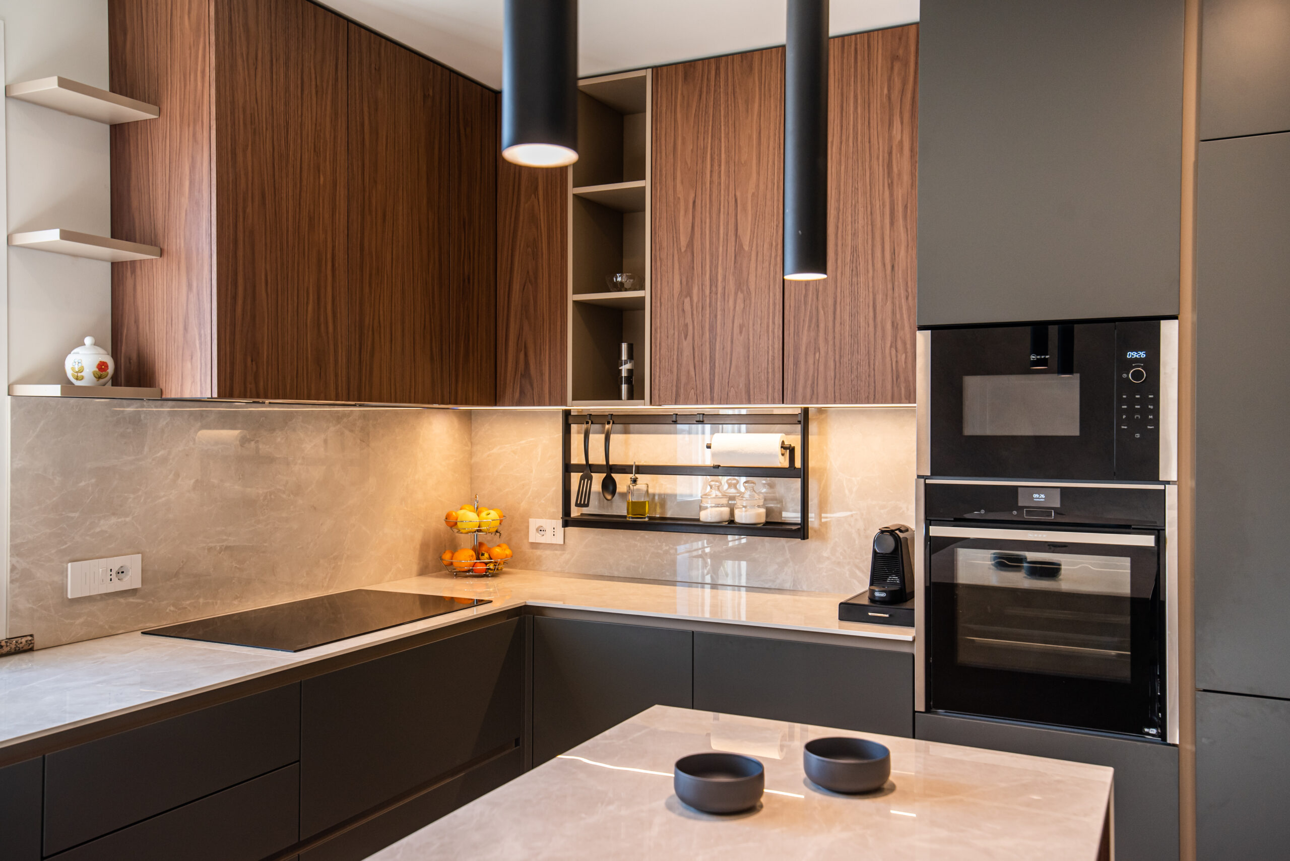 Cucina in gres, laccata e impiallacciata – Realizzazione Palombarani