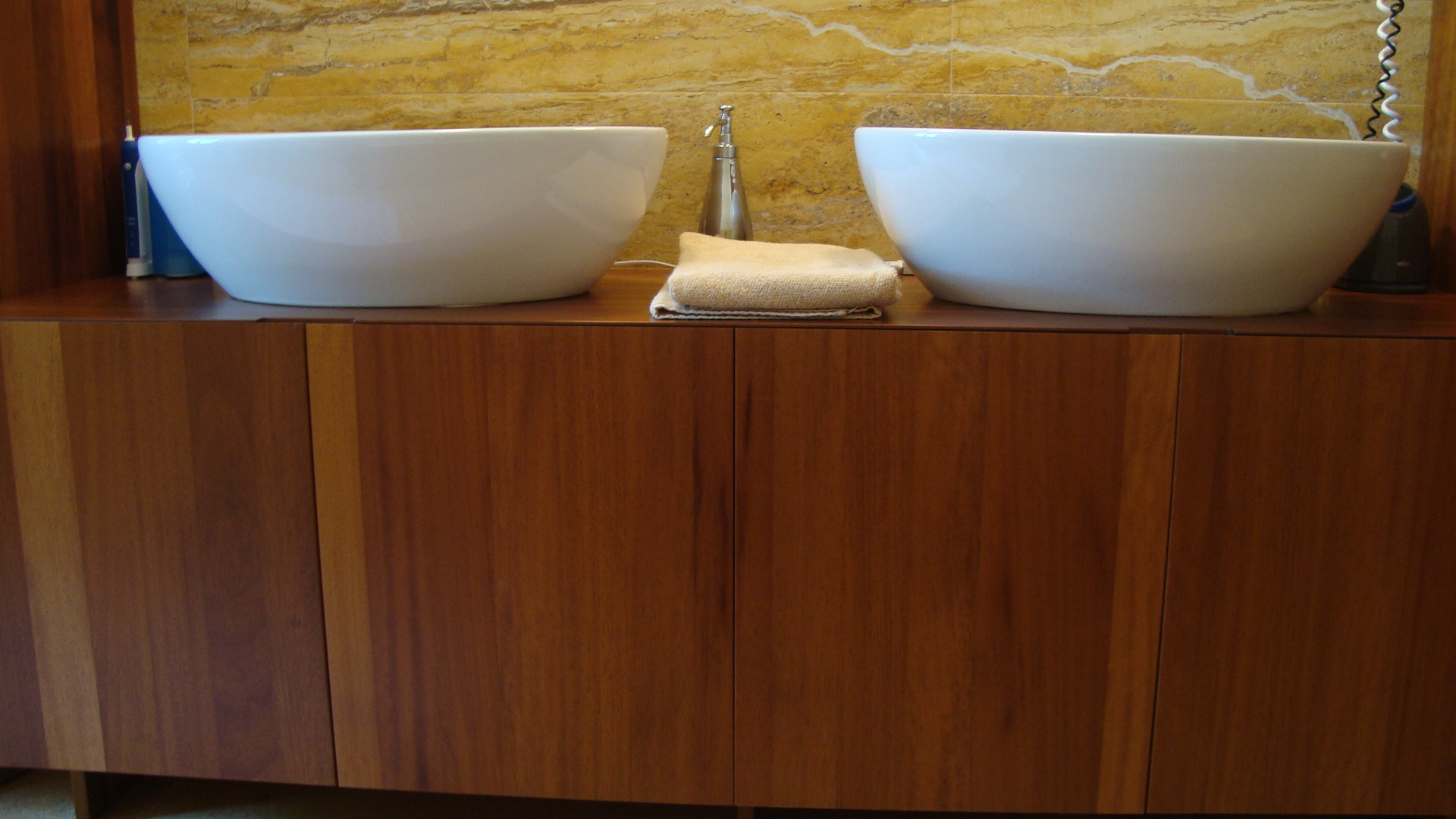 Arredo residenziale bagno in legno massello – Realizzazione Palombarani